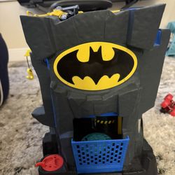 $18  Fisher-Price Imaginext - DC Super Friends - Batcave "BLACK"