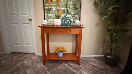 Beautiful entry table in excellent condition