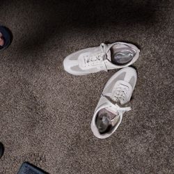 MICHAEL KORS NEW  WHITE LEATHER  SHOES SUZE 7 M.$ 30.00