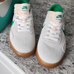 Nike - NWOB Women's 9.5