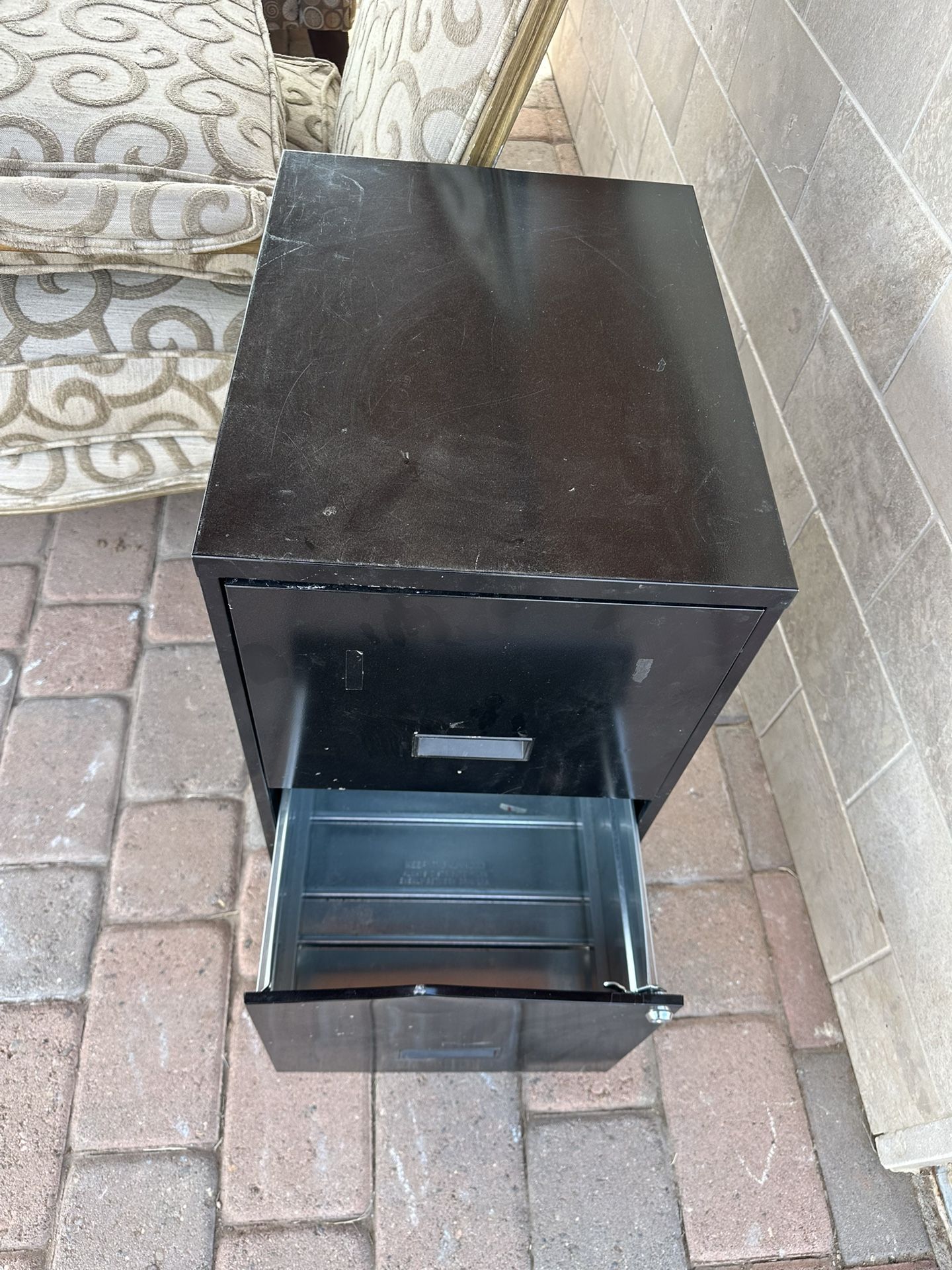 2 Drawer Filing Cabinet Used (NO KEY)