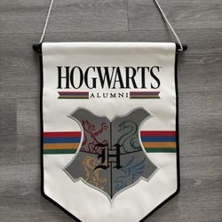 Universal Studios Wizarding World of Harry Potter Hogwarts Alumni Crest Banner