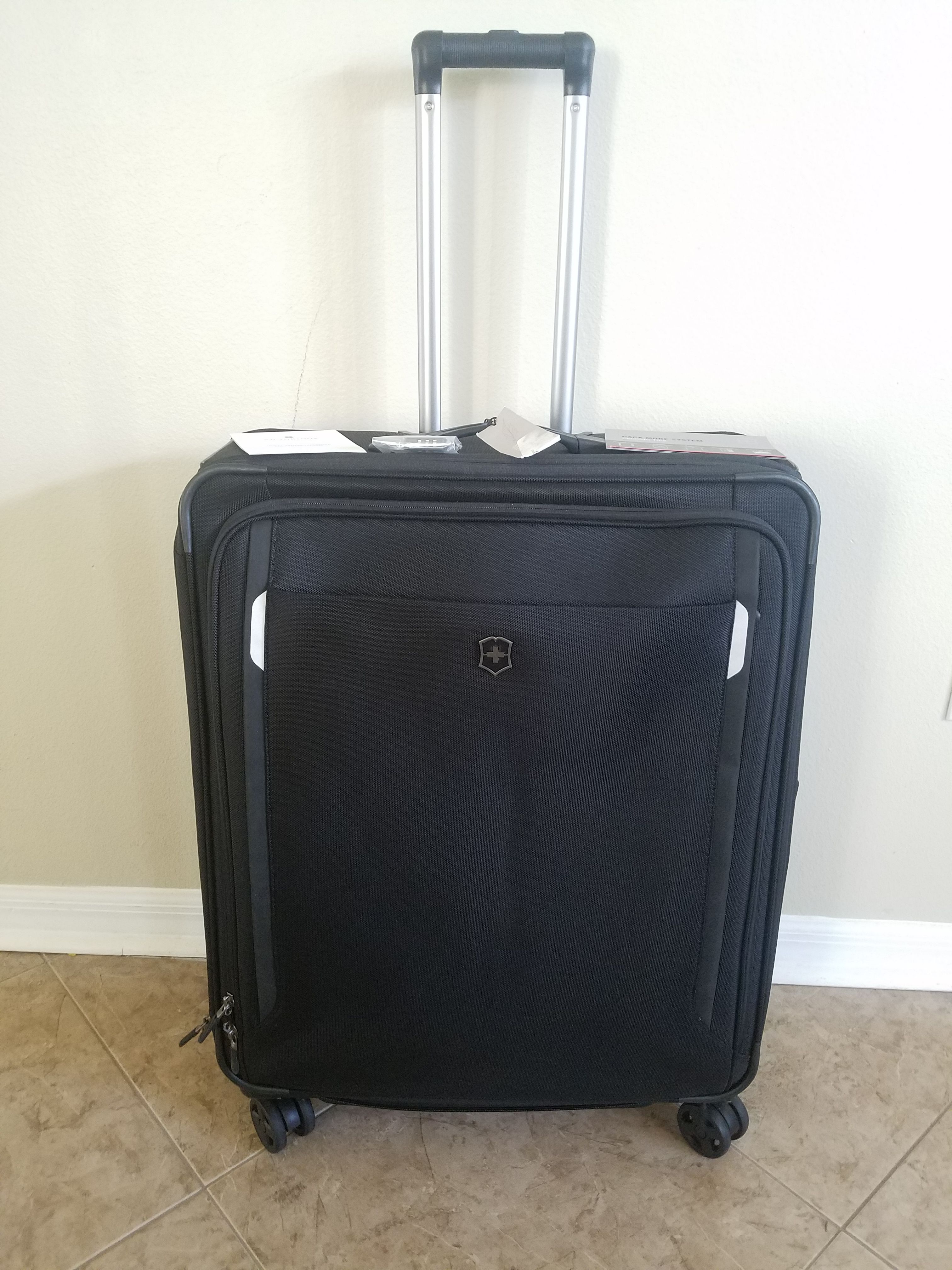 Free delivery Today Victorinox 27" luggage spinner travel bag black like new $600