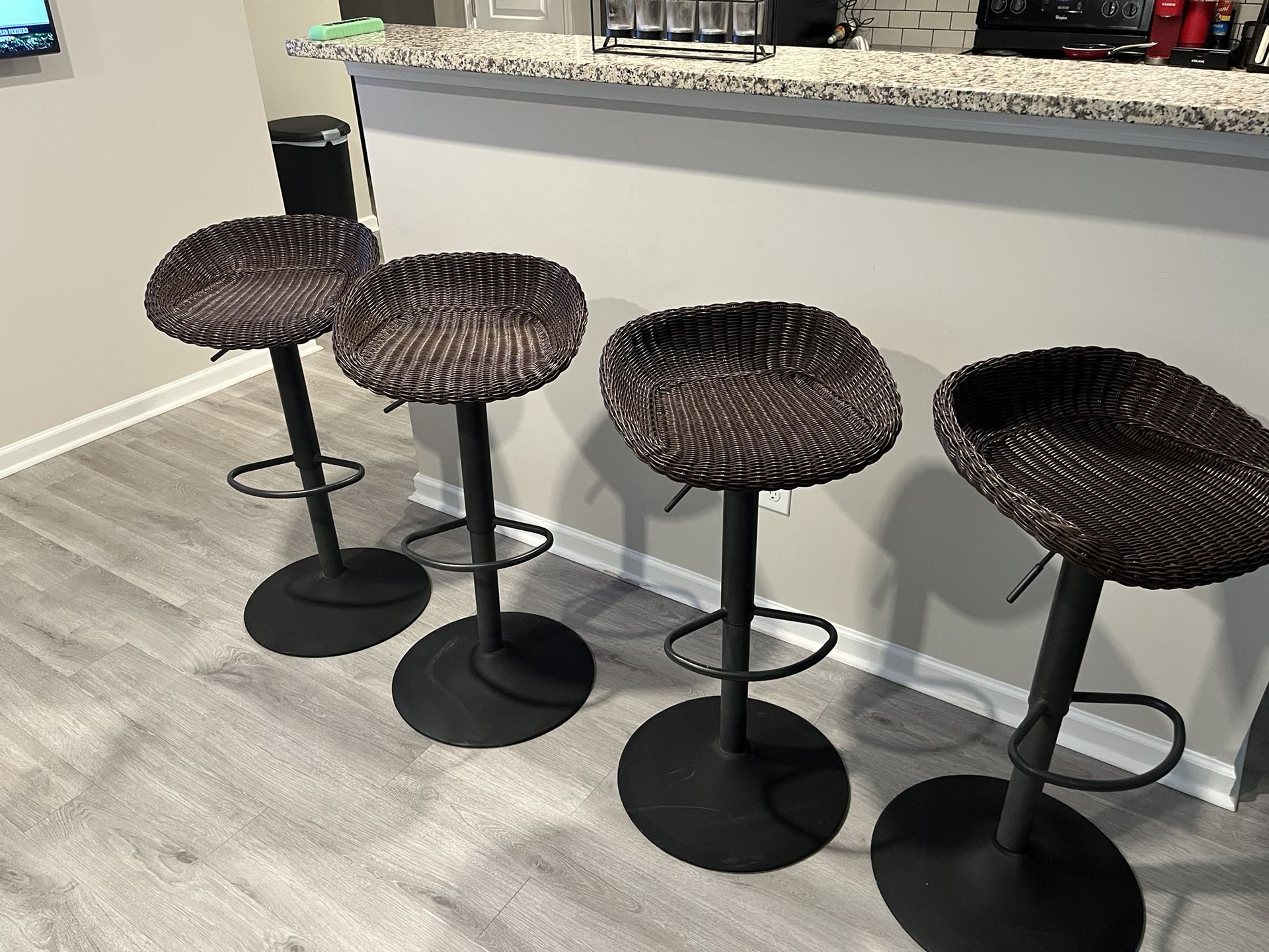 Barton Set of 4 Swivel Bar Stools Isabel Espresso/Black woven