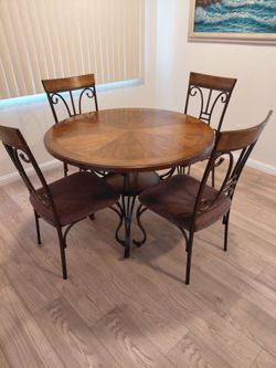 TABLE WITH 4 CHAIRS