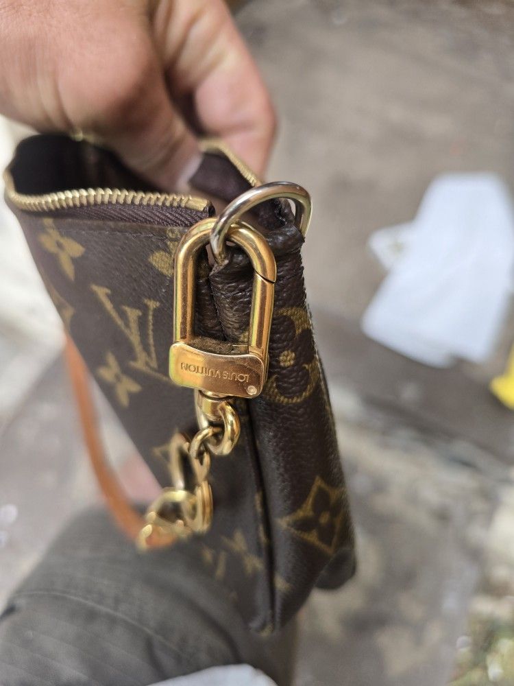 This Early-2000s Louis Vuitton Bag Is Making a Huge Comeback — and It’s Only $450 Right Now