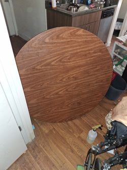 Round Wood Kitchen Table w/2 Chairs