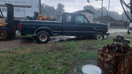 Gas Ford F150 extended cab pickup