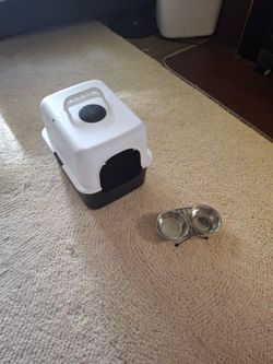 Covered cat litter box w/food dish set