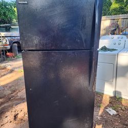 Refrigerator, Black *clean(FRIDGIDARE)