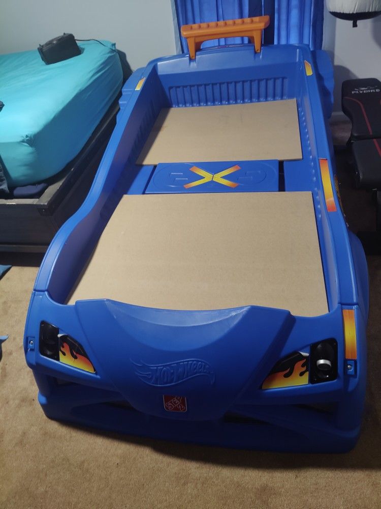 Step2 Hot Wheels Toddler To Twin Race Car Bed, Blue
