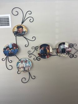 Vintage décor, Frank Sinatra, Honeymooners, Jackie Gleason, collectible plates, wall art, retro TV memorabilia, Franklin Mint, Hamilton Collection. Mu