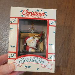 Vtg Westmar Christmas Moments Santa in Chimney Ringing Bell Collectible
Ornament. New, in the box. Never been used. Never taken out of the box.
Mate