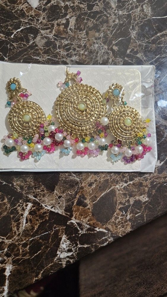 Earrings with head center piece