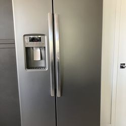 GE Energy Star 25.3 Cu. Ft. Side by Side Refrigerator