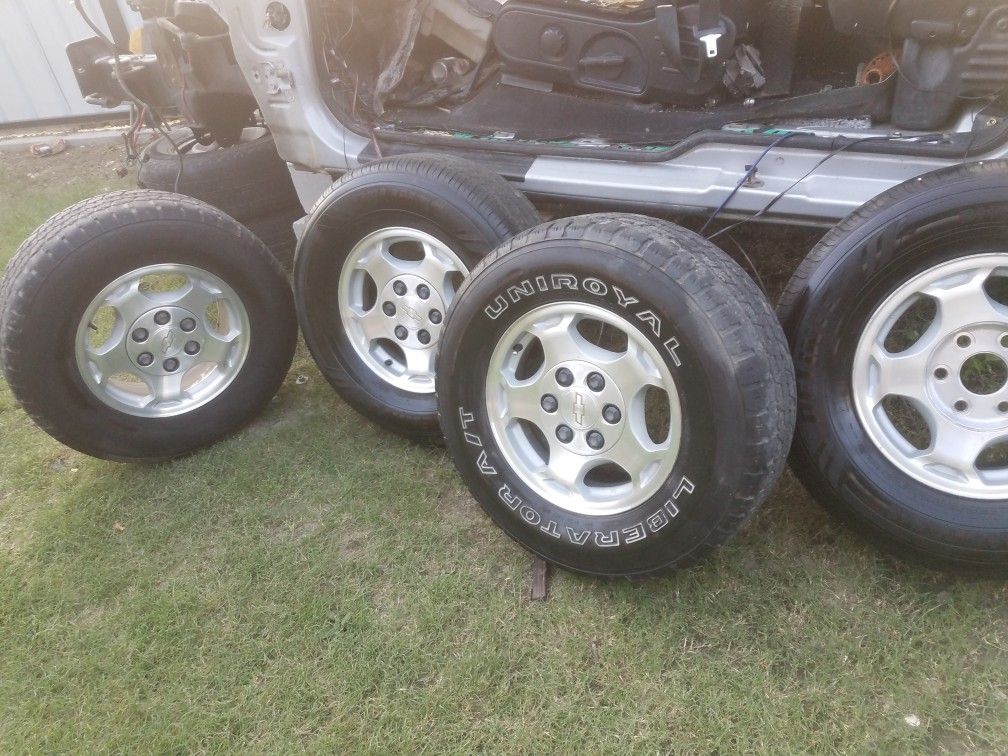AKI TENGO ESTAS YANTAS Y RINES MEDIDA 16 SON PARA UNA CHEV Y TAHO DE 6 ABUJEROS