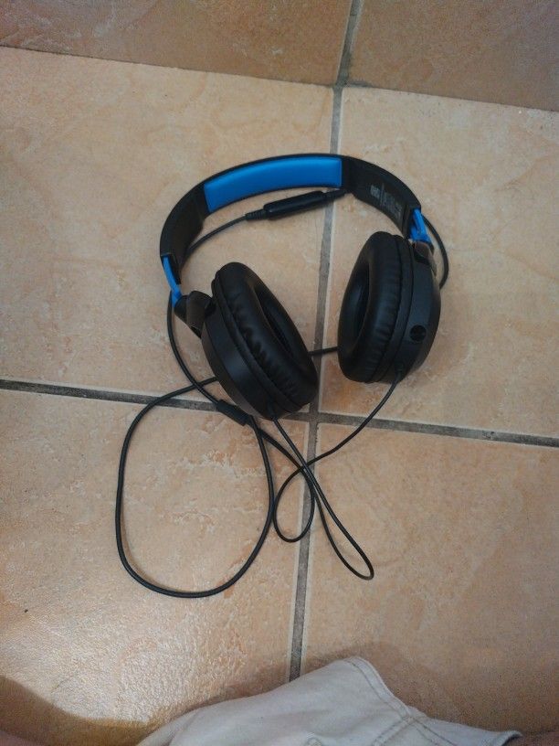 Black And Blue Headphones, Turtle Beach.