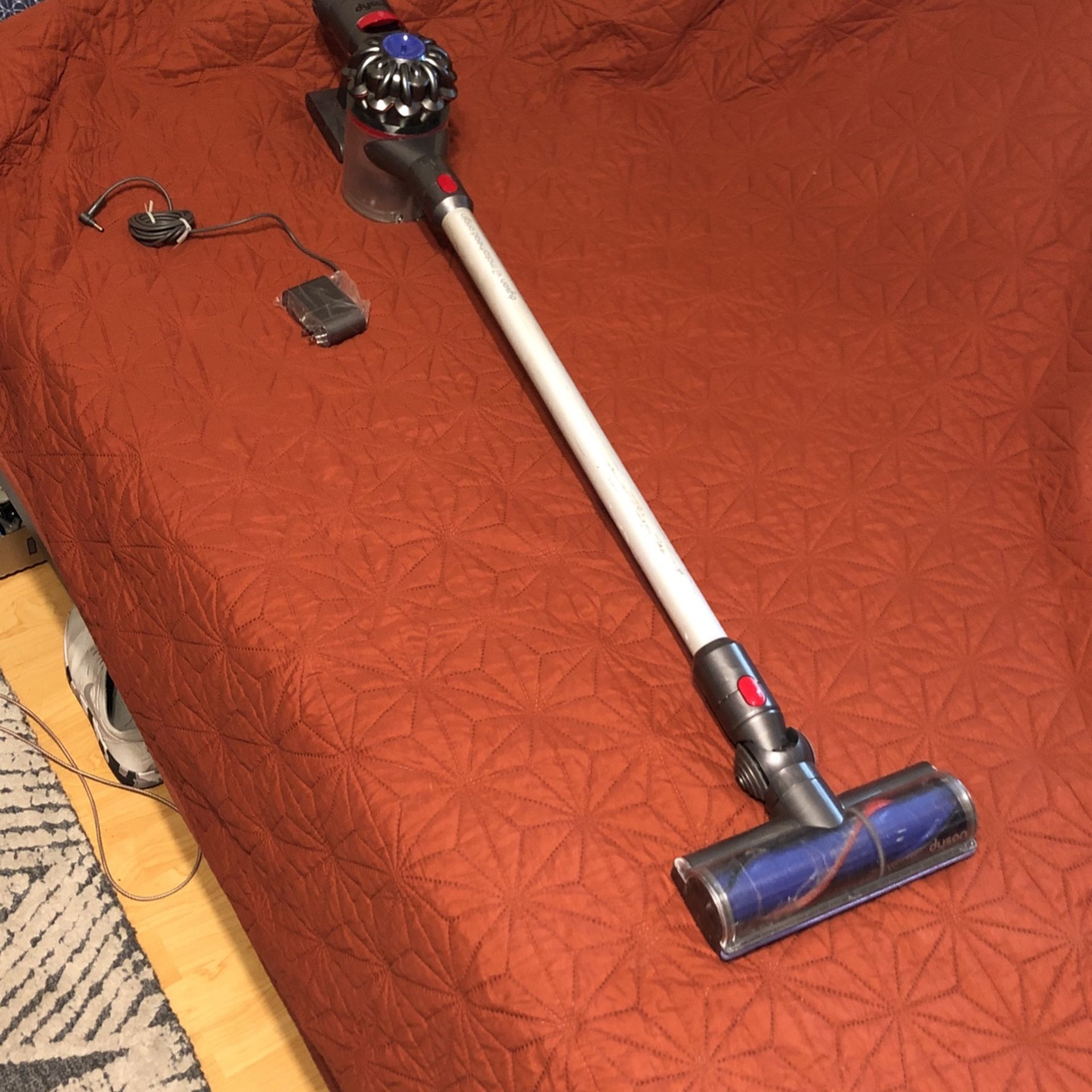 Dyson V7 Motorhead Vacuum Like New