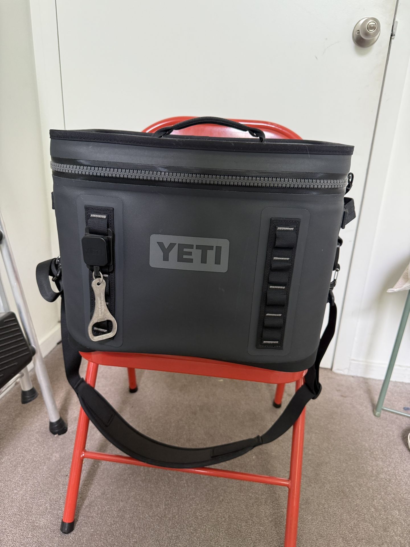 Yeti Flip 18 Soft Cooler (charcoal)