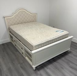 Beautiful and Elegant White Full size bed with Storage. Mattress in great condition included for free. Delivery available for an additional cost.