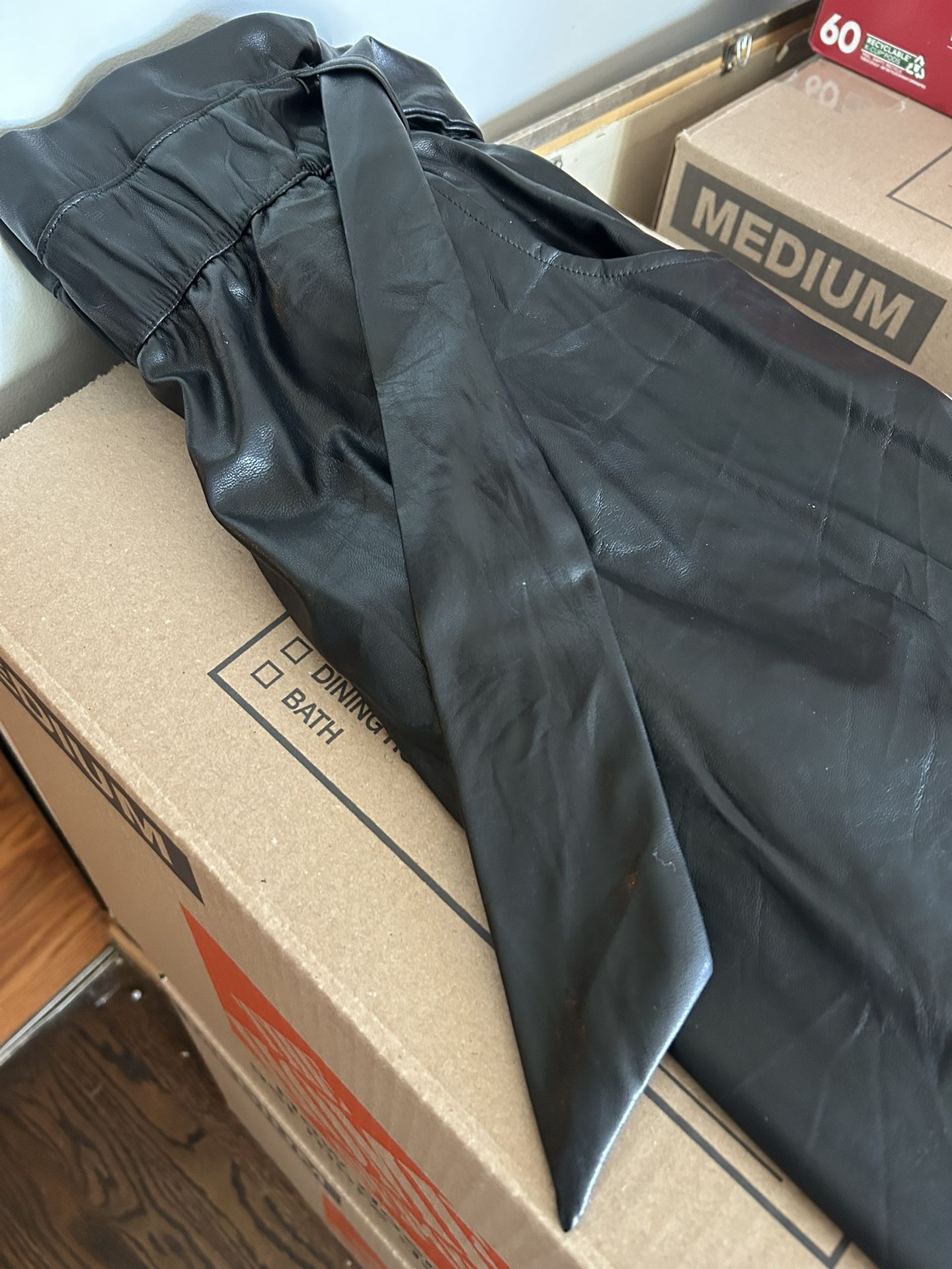 medium black skirt wt belt