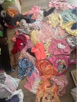 Bundle of 72 pieces of clothing for a little girl size 3T / used in good condition