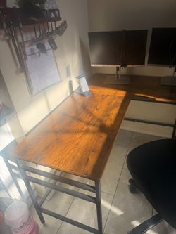 L shape desk and Ergomatic chair