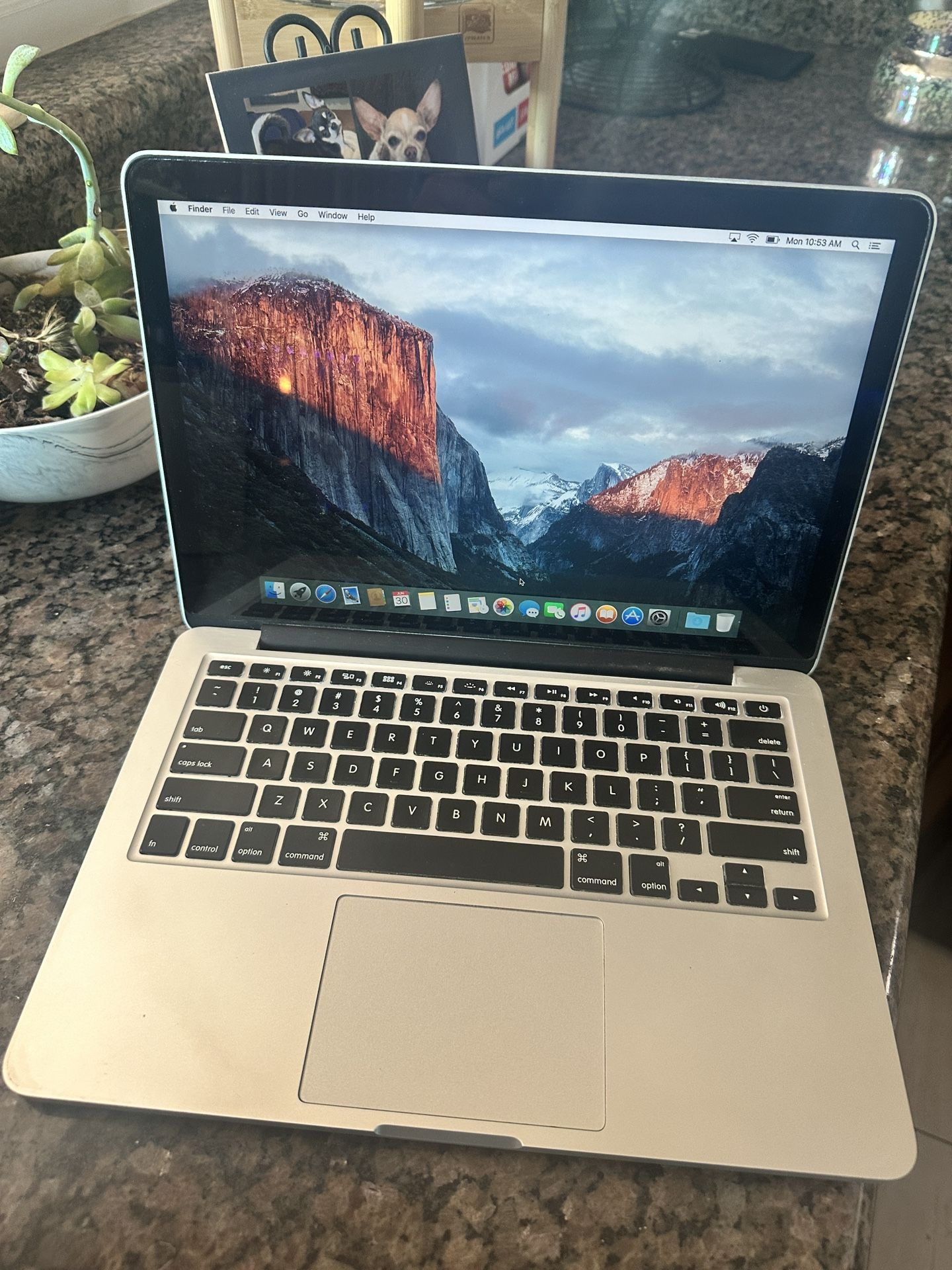 APPLE MACBOOK PRO - Included Free Skin For It Too.