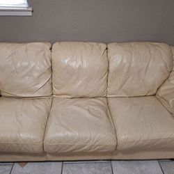 Leather couches for sale in good condition 