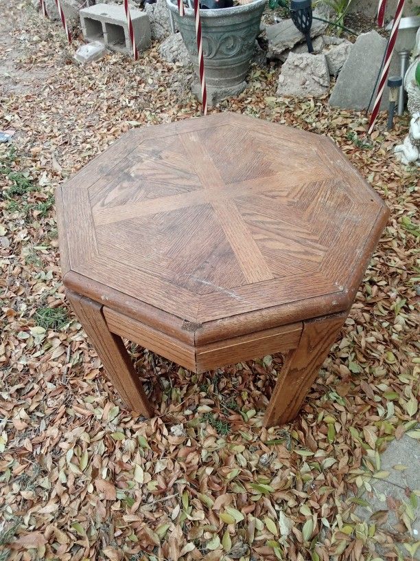 End Table In Good Condition Asking $10