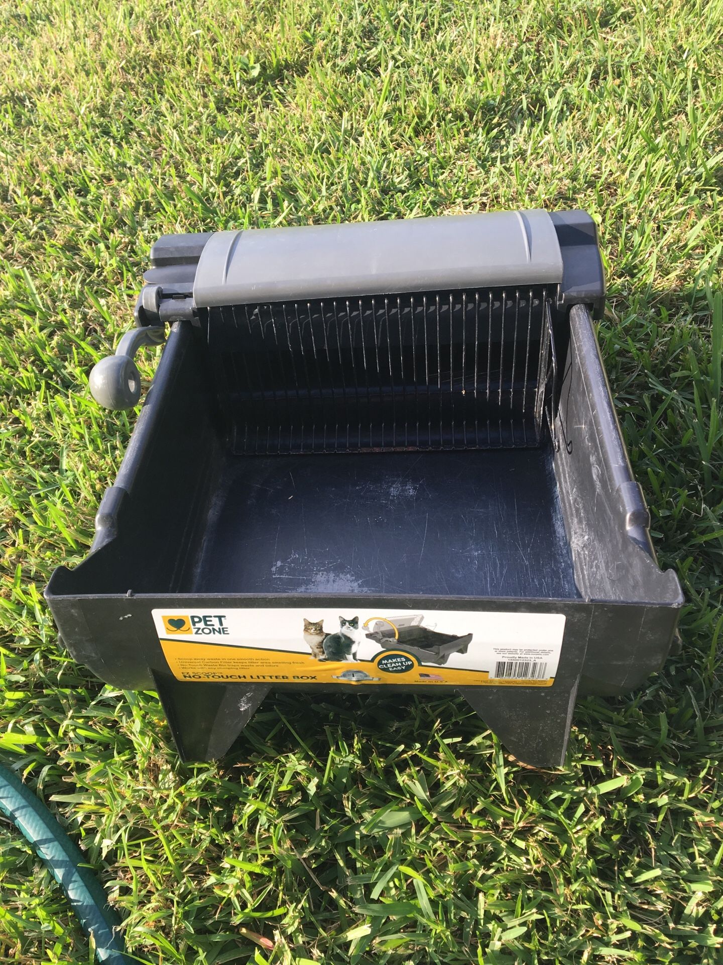 No touch litter box pet zone