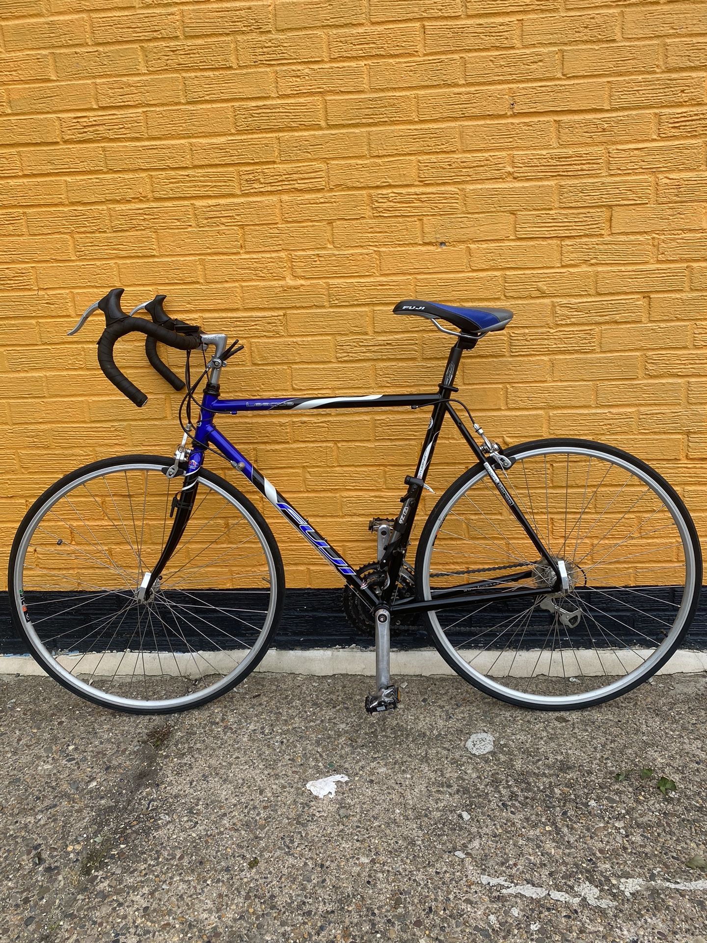 Fuji League Road Bike ! ( 56cm Frame Size)