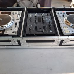 2 Denon S3500, 1 Pioneer Djm 400, 1 Serato Sl1 Box, 1 Odyssey Case With Wheels