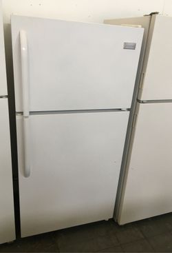 Frigidaire white top freezer 28 3/4 width x 60 heigh x 31 Deph