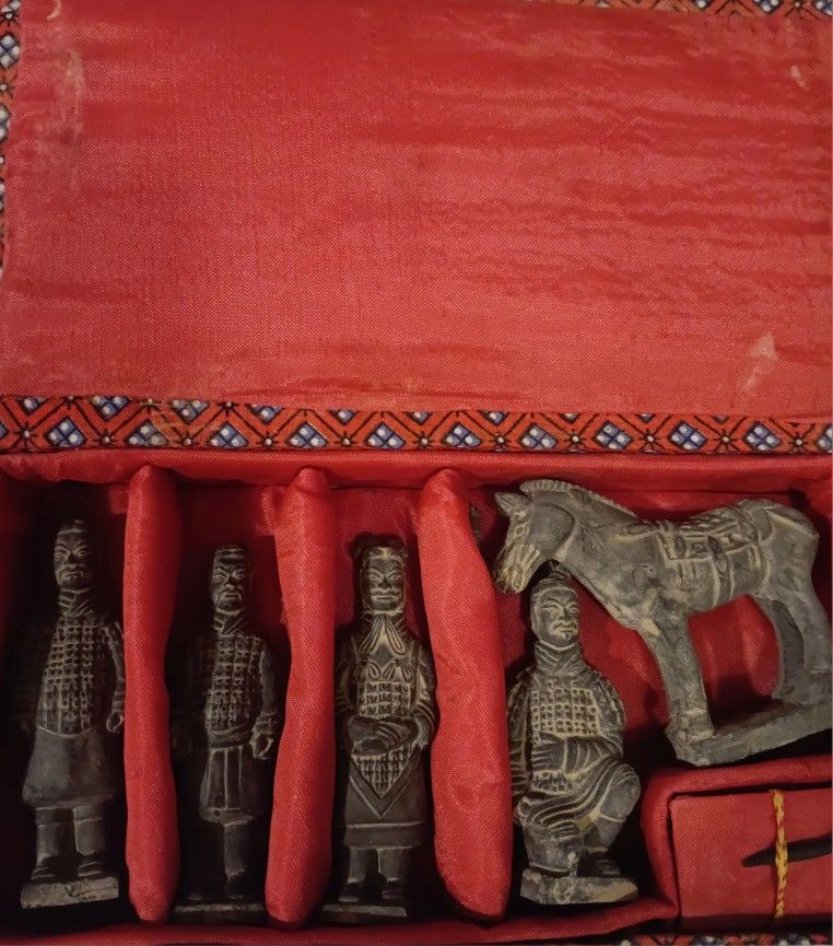 Miniature Replica Of Terracota Army Depicting 4 Soldiers And The Horse In Nice Box