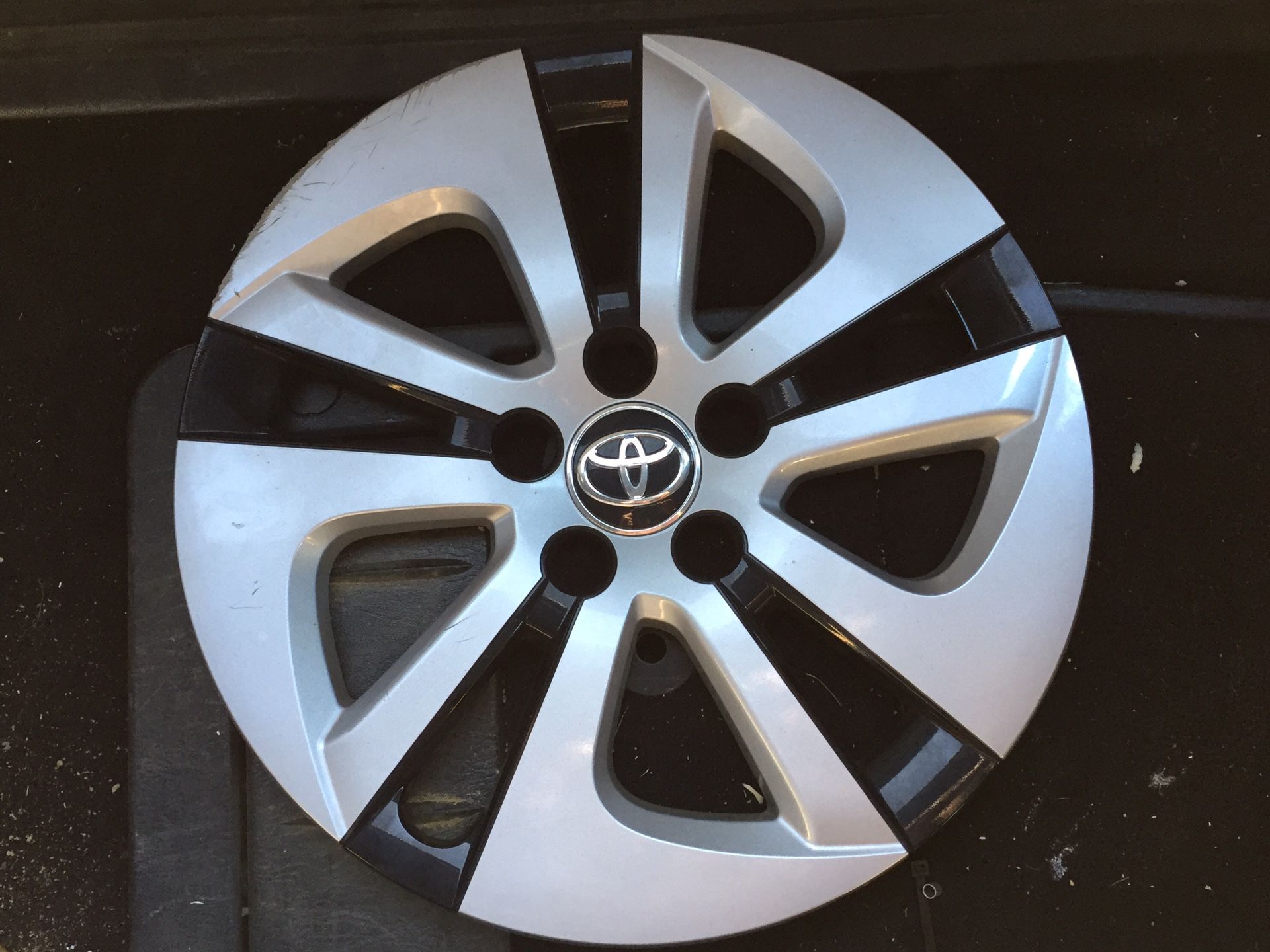 Toyota Prius 16-19 wheel cover hubcap.
