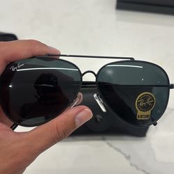 NEVER WORN RAYBAN