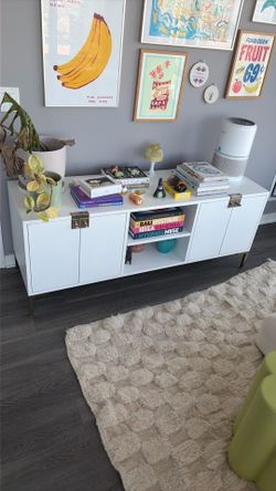 WHITE MEDIA STAND