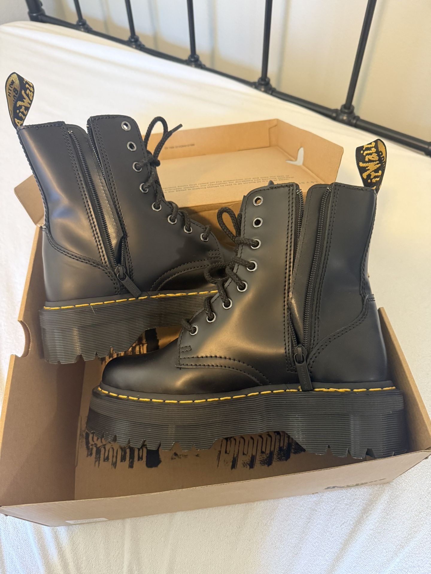 Dr. Martens Jadon Boot