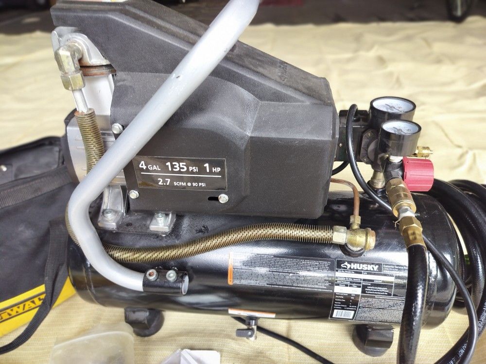Husky 4 Gallon 135 PSI HP air Compressor