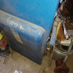 600 app 480 V 3 phase. Fused safety switch.