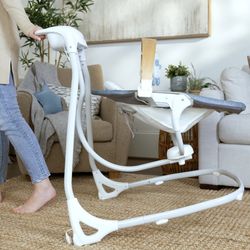 Ingenuity simple Comfort Compact Baby Swing with Wood Toy Bar - Chambray Calming Vibration , Metal, 5- Point Harness Battery - Powered