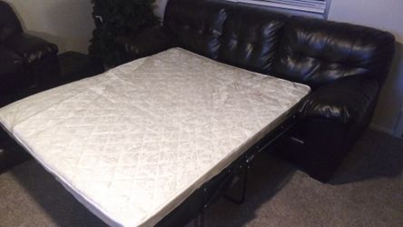 2 couches (1 sofabed)