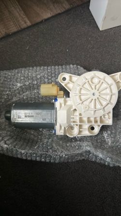 Dodge caravan 2011 front window motor Right