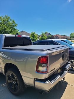 Truck bed cover for 5'7in bed good condition