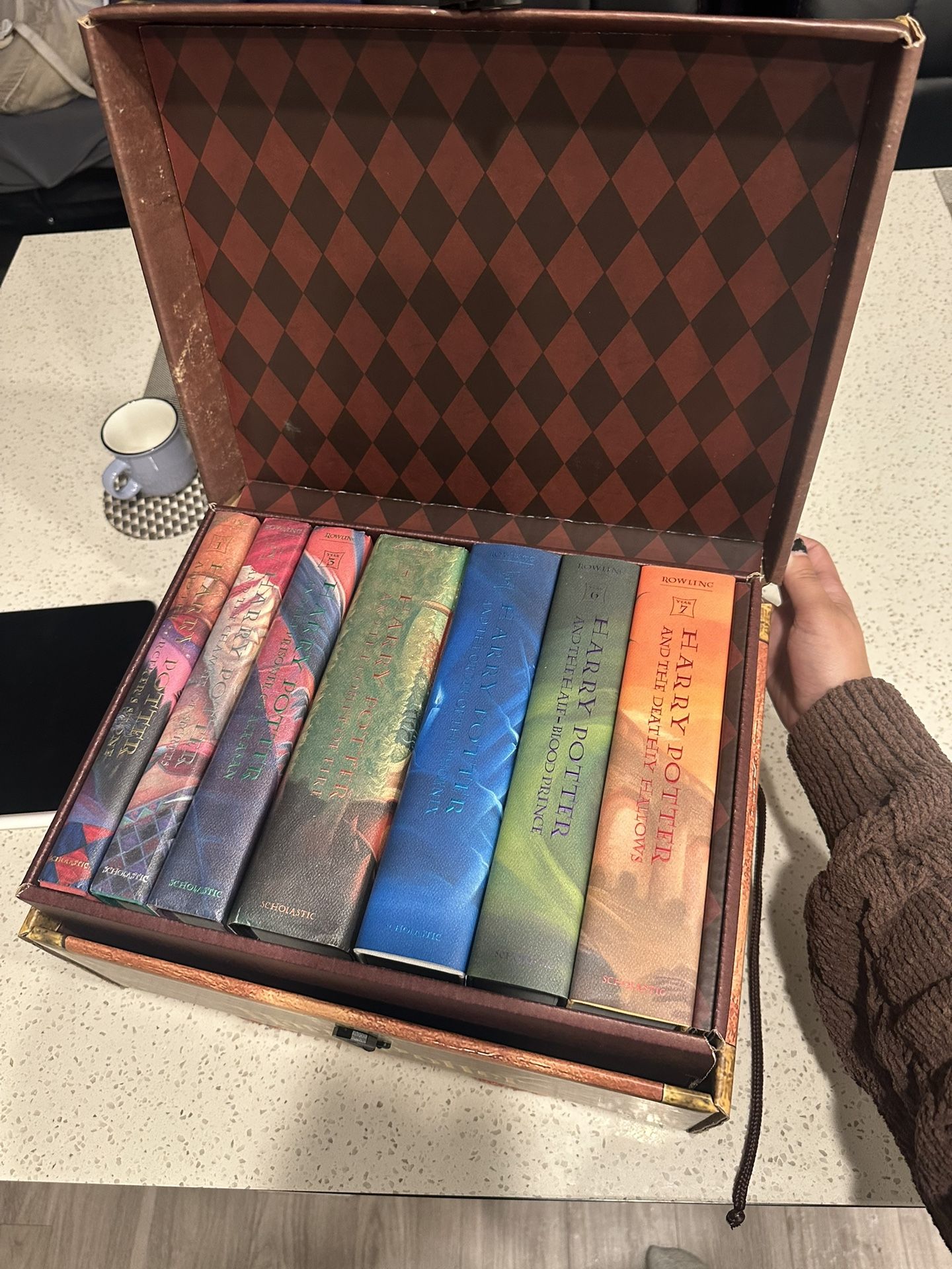 Harry Potter Book Series w/ Collectible Trunk