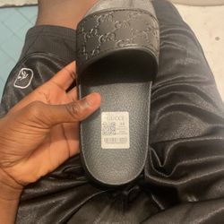 black gucci slides look at description