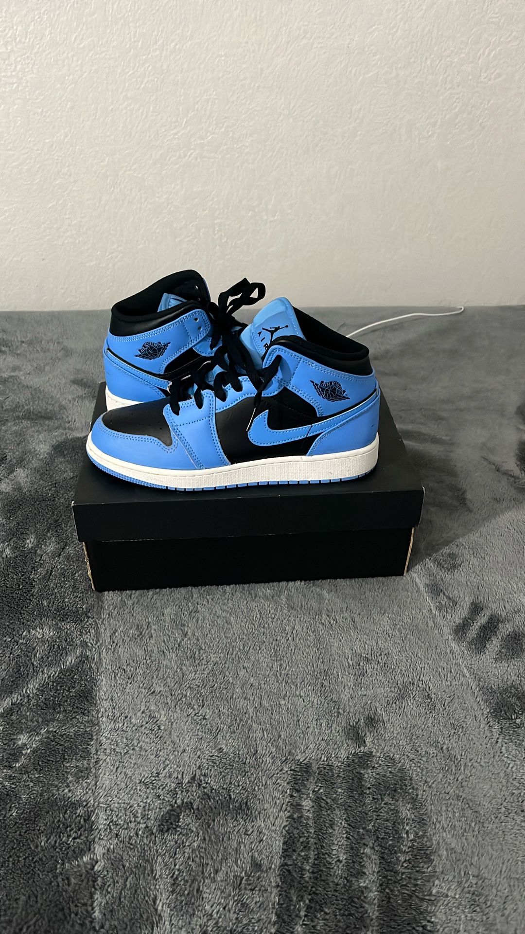 Jordan 1 Mid University Blue/black-white Size 6 Youth