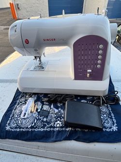 Singer Curvy Sewing Machine Like New