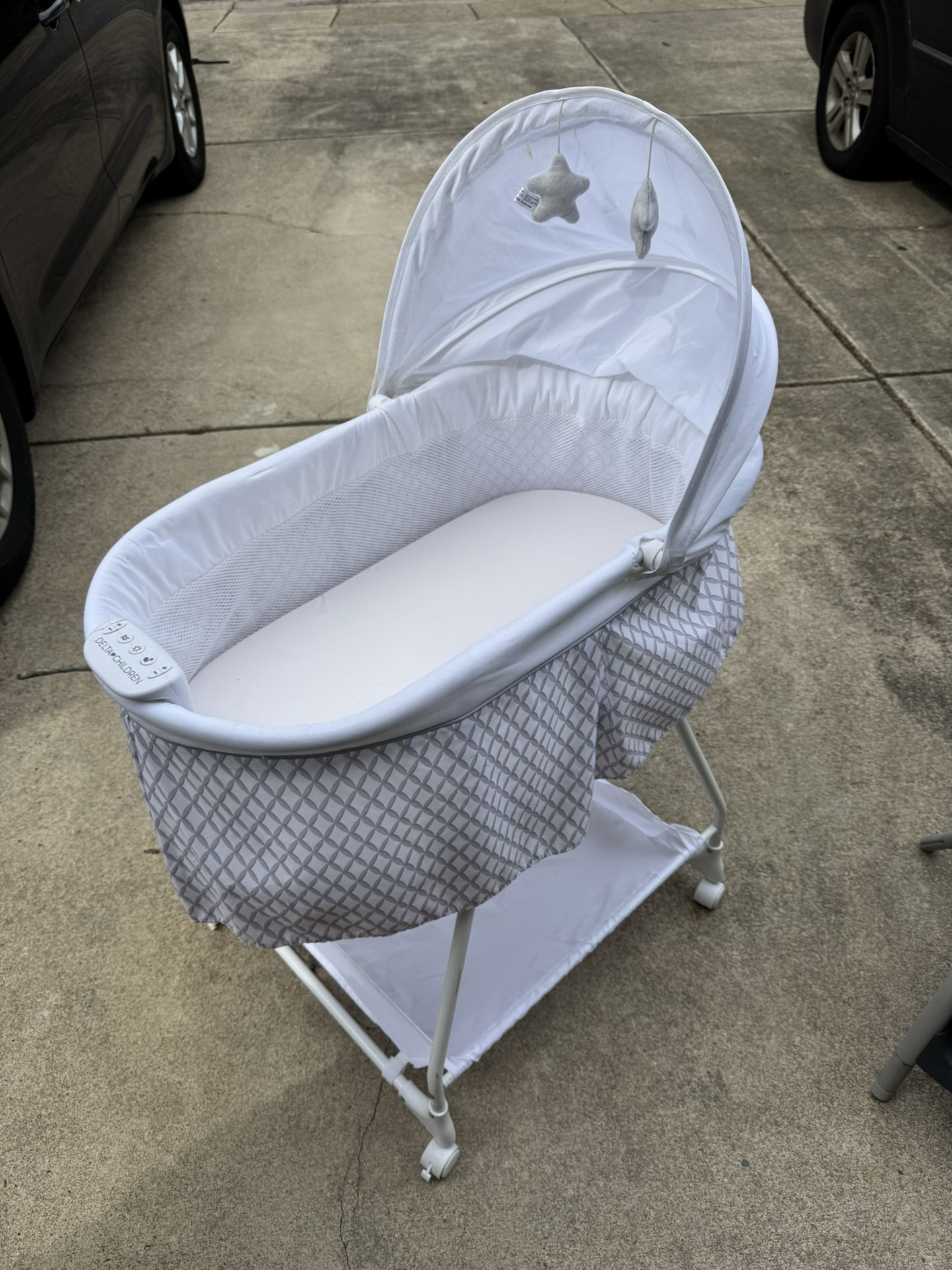 Delta Children Bassinet